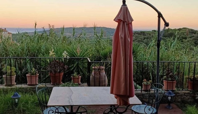 Single storey villa in the village of Ramatuelle 4 to 6 people, with garden