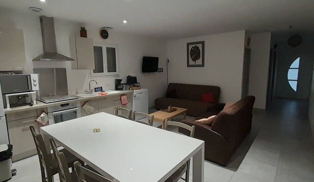 Single-storey villa in a farming village at the foot of the Cévennes foothills