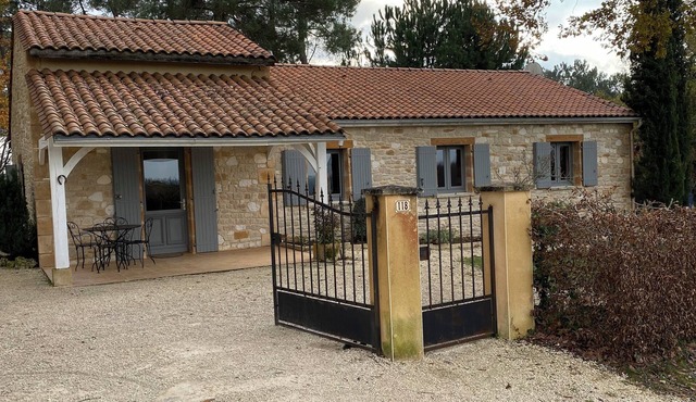 SINGLE-STOREY VILLA, LARGE PRIVATE POOL, VIEW OF THE VEZERE VALLEY