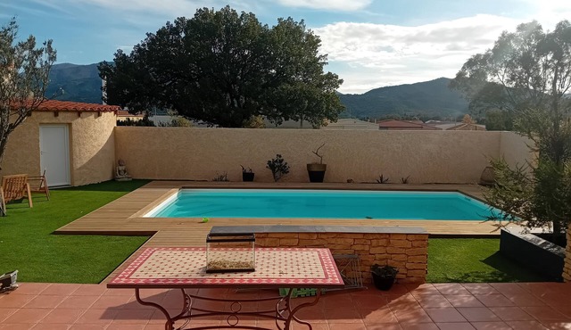 Single-storey villa with swimming pool