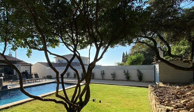 Single-storey villa with pool