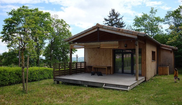 Single-storey wooden country house with garden