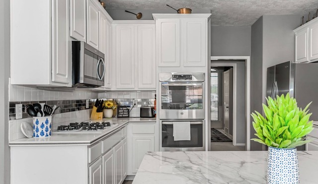 Single story 4 Bedroom estate. POOL villa in Friendswood + 3 car garage