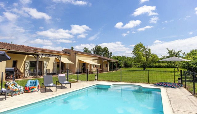 Single-story spacious villa, secure gated and alarmed pool, walk into village.