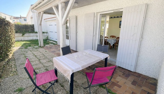 Single-Story House Downtown, Near Beach, Private Garden, Parking, Pets Allowed