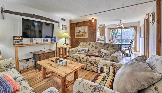 Single-Story Grants Pass Home w/ Fire Pit!