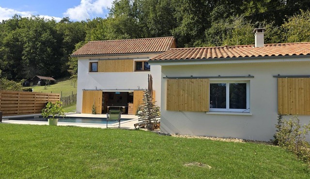 Single-story house with private pool and Wi-Fi in Château-l'Évêque