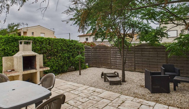 Single-story house, 3 bedrooms, terrace & AC, sleeps 8