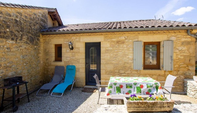 Single-story house near Sarlat with terrace and barbecue