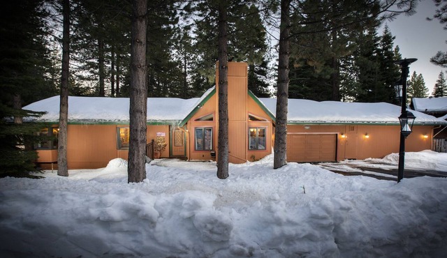 Single Story home in Incline Village w/game room, close to skiing!