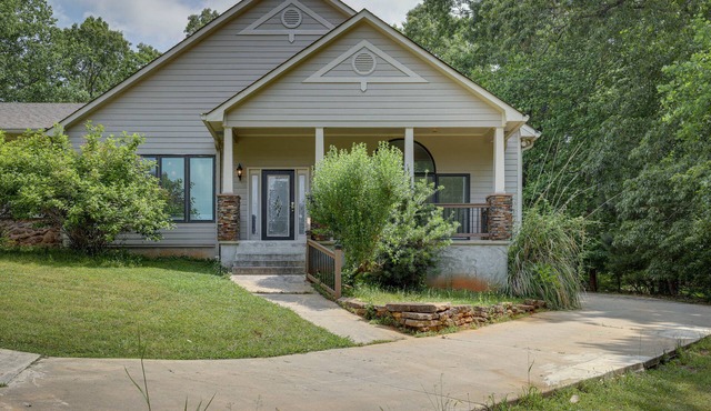 Single-Story Home ~ 7 Mi to Old Towne Conyers!