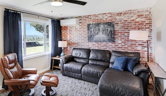 Single Story Home - Great View, King Bed, Fenced Yard, AC