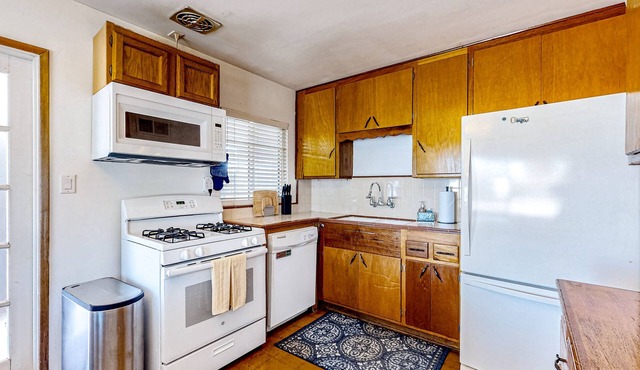 Single-story house in central locale with enclosed yard, grill, patio, & AC