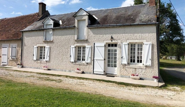 Single-story house with pond, linens and cleaning included