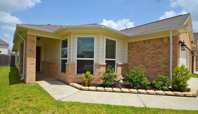 Single-story Katy Home 3/2 SLEEPS 12 With Easy Access To HW 99 & Energy Corridor