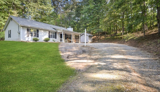 Single Story Modern Cabin! Fireplace, Games & Firepit, Pool Access, Orchards!