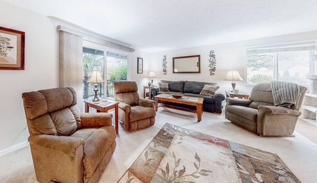 Single-story townhome with 2 patios, outdoor pool & great location near Gorge