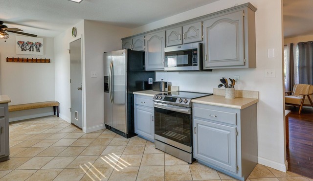 Single-Story Webb City Home w/Deck & Gas Grill!