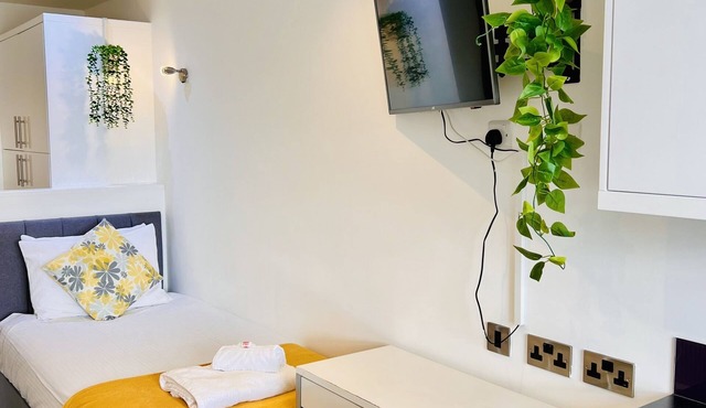 Single Studio Apartment in the City Centre with private En-suite shower room