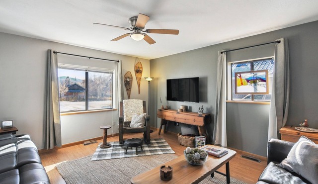 Single Tree Cottage - Walk to Downtown Chama!