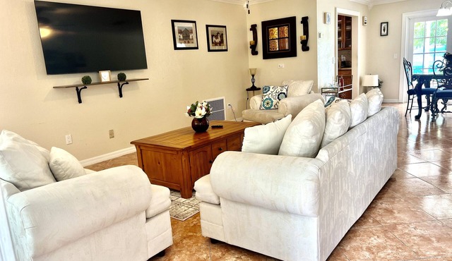 SingleHouse 3 bedroom 2 full bathrooms also desk and chair for work from home