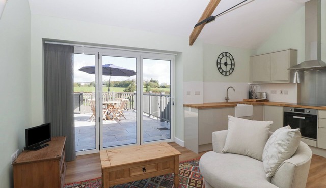 SINGLETREE COTTAGE, pet friendly, with a garden in Mere