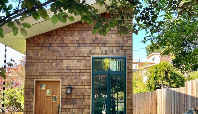Singular Tiny Home Garden Guesthouse + Walk to BART + Close to SF Cal Napa