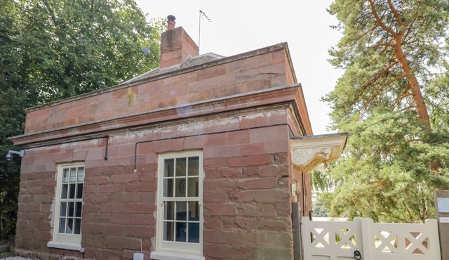 SION LODGE, pet friendly, with hot tub in Belbroughton