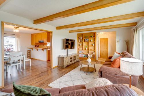 Sip, Fish, Golf and Hike Group-Friendly Quincy Home