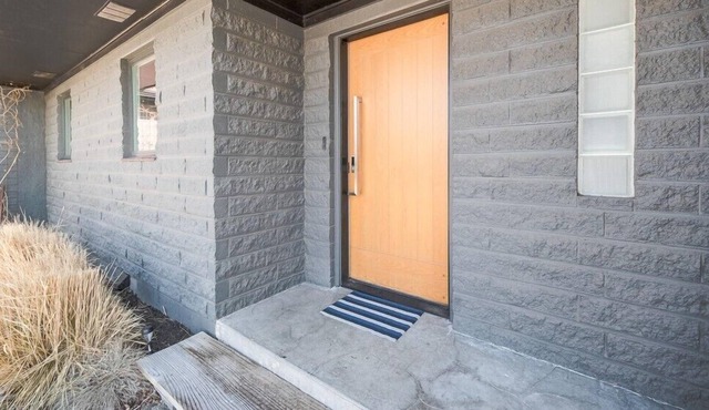 Sip-N-Stay on Sturm- Hot tub and Dog Friendly!