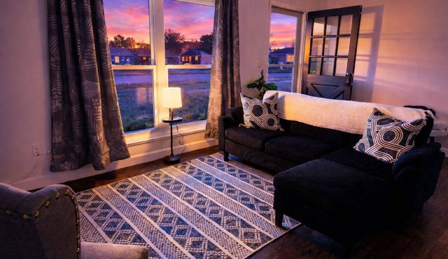 Sip, Sleep & Plug In - 3BR Ranch - Coffee Bar - Pet/Kid Friendly - Fenced Yard