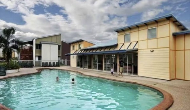 Sippy Downs flat near USC R3