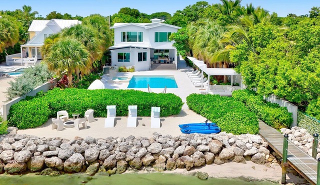 Sirena Key | Luxury Oceanfront Estate, Pool, Guest Cottage, Dock, 30min to Key West