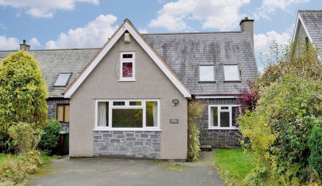 SISIAL Y LLYN, family friendly, character holiday cottage in Bala