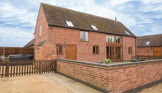 Siskin Barn, Near Stratford-upon-Avon, sleeps 9 guests in 4 bedrooms