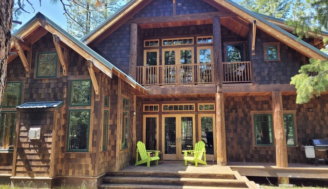 Siskun Song-Come Enjoy a Stay in the Heart of Mazama, WA! Close to Ski Trails!
