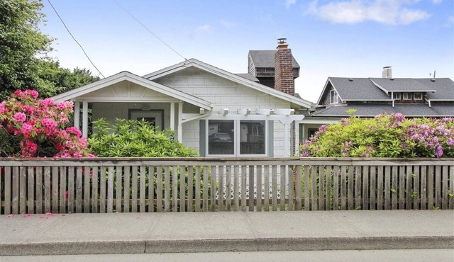 Sisters - 1 Block to the Beach!