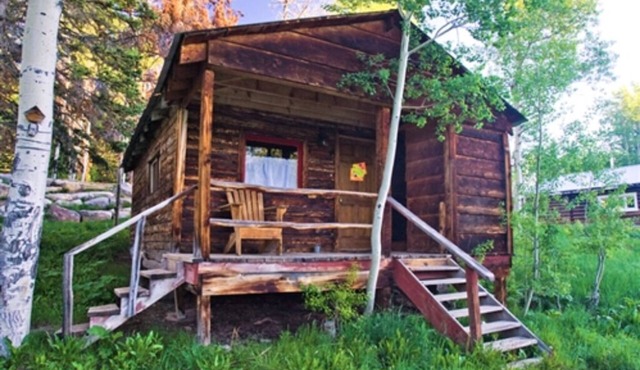 Sisters Cabin - Cozy rustic cabin near Steamboat Lake