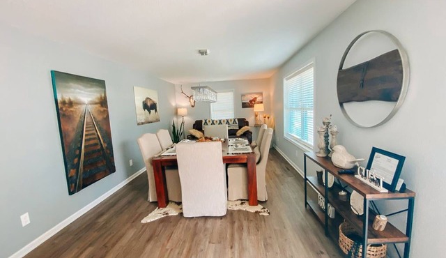 Sisters Four Bed and Bath - Luxury living in a small town atmosphere!