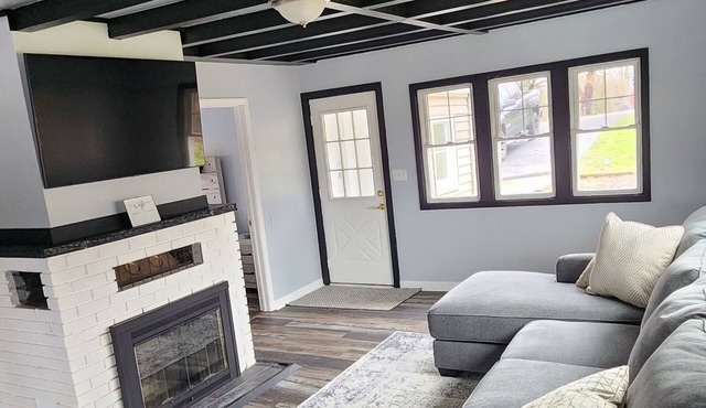 Sit back or jump in at our Restful Lake Getaway! Close to Restaurants and Parks!