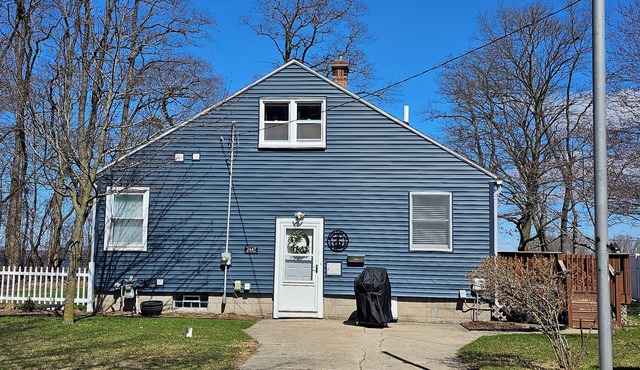 Sit by the fire with a beautiful lake view, pet friendly, close to the beach