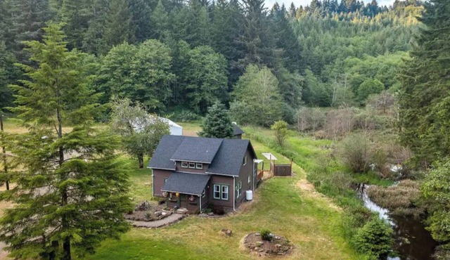 Sitka Farmhouse - Coastal 3 acres, natural pond, forest, 2 miles to beaches