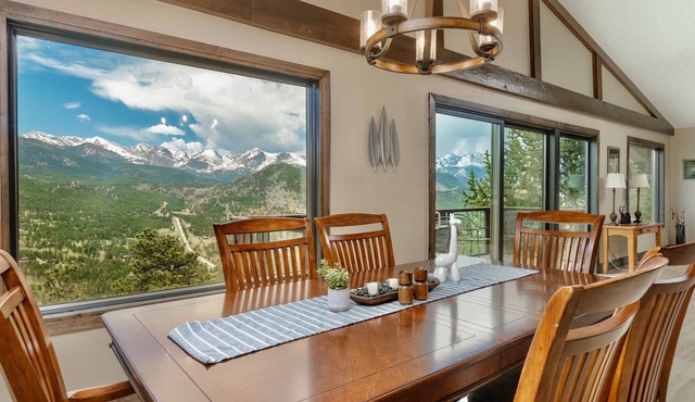 Sittin' Pretty Luxury Vacation Home at Windcliff by RedAwning
