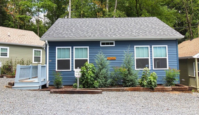 Sitting on the Rock, Modern Creekside Cottage in Bryson City.