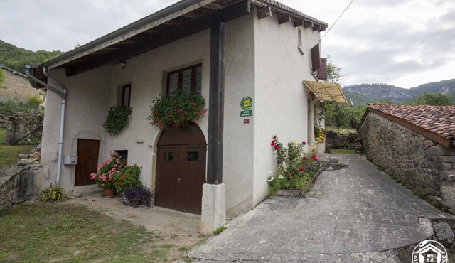 Situé au Bord de la Rivière D'ain qui se Transforme au fil des Crues. C'est, Entre Autre Pour Cela,