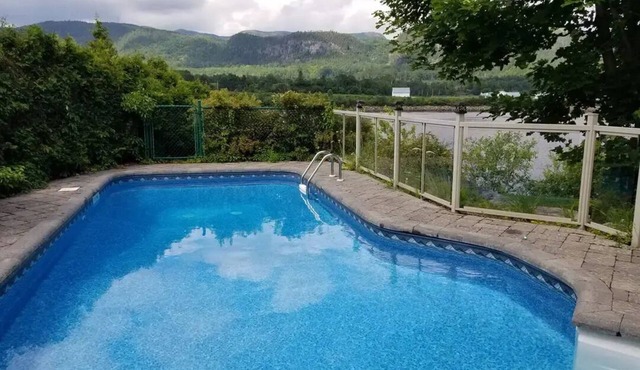 Située en bordure de la Rivière Saint-Jean et le Fjord du Saguenay . 4 chambres