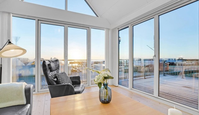 Situated directly to the harbor, this fantastic vacation home has a gorgeous view.