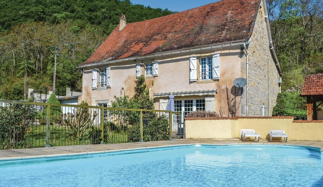 Situated high in the Vert river valley, this cozy cottage welcomes you in the Lot department.