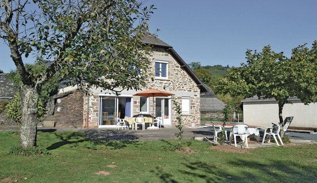 Situated in the core of a beautiful village, this independent vacation home with large garden and la