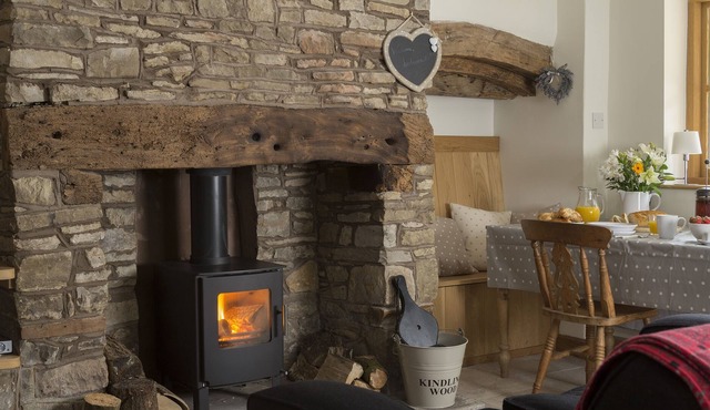 Situated on the edge of the Shropshire Hills, New Inn Cottage, a 2 guest holiday home provides excel